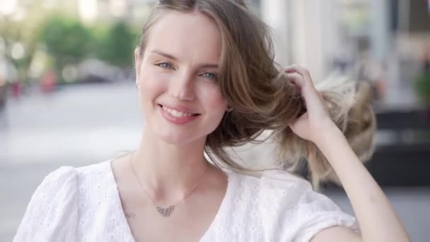 Eine Lächelnde Junge Schöne Frau Mit Langen Haaren Einem Kopfschuss — Stockvideo
