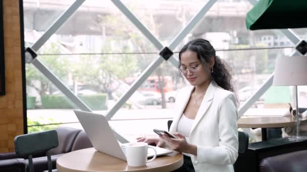 Donna Professionale Che Lavora Distanza Con Tecnologia Wireless Accogliente Caffè — Video Stock