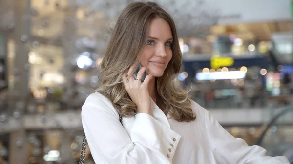 Genç Bir Kadın Telefonda Konuşuyor Şehirde Alışveriş Yapıyor — Stok fotoğraf