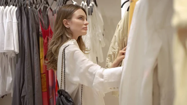 Elegancka Kobieta Kupuje Ubrania Małym Butiku — Zdjęcie stockowe