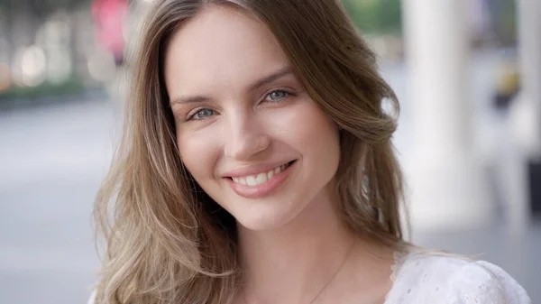 Uma Jovem Mulher Bonita Sorridente Com Cabelo Comprido Retrato Headshot — Fotografia de Stock