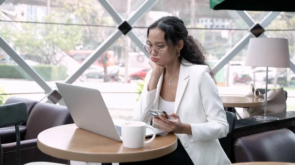 Mulher Profissional Trabalhando Remotamente Com Tecnologia Sem Fio Café Acolhedor — Fotografia de Stock