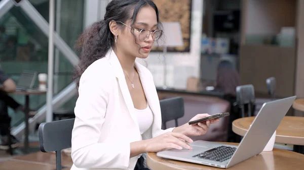 Szakmai Asian Businesswoman Használata Vezeték Nélküli Eszközök Mint Laptop Mobil — Stock Fotó