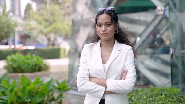 Pewna Siebie Młoda Azjatycka Bizneswoman Stojąca Skrzyżowanymi Rękami Eleganckiej Białej — Zdjęcie stockowe