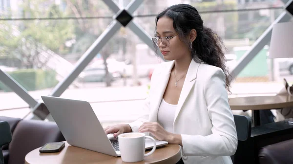 Imprenditrice Che Utilizza Tecnologia Wireless Laptop Mentre Gode Caffè Tavola Fotografia Stock