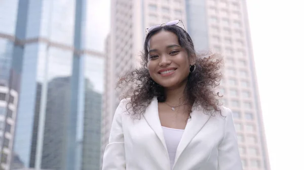 Pebisnis Wanita Tersenyum Diluar Perusahaan Skyscraper Kota Melihat Kamera Tersenyum Stok Foto Bebas Royalti