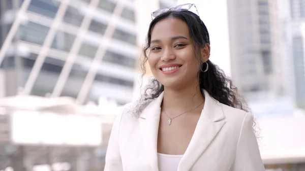 Thai Businesswoman Smiling Front Bangkok Skyscrapers Mengenakan Jaket Putih Elegan Stok Foto