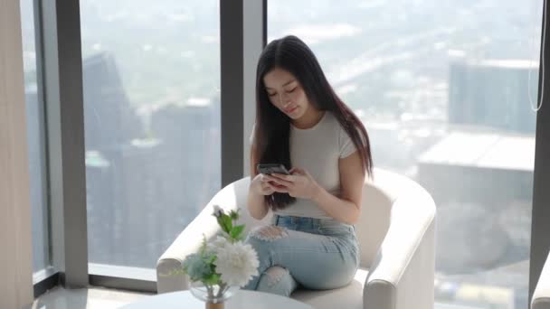 Donna Asiatica Seduta Nel Moderno Grattacielo Bangkok Alto Piano Che — Video Stock