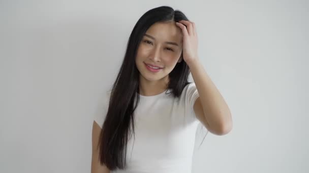 Vacker Thailändsk Kvinna Med Minimalistiska Kläder Leende Och Posing Vit — Stockvideo