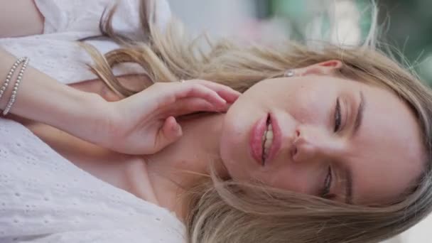 Una Giovane Bella Donna Sorridente Con Capelli Lunghi Ritratto Headshot — Video Stock