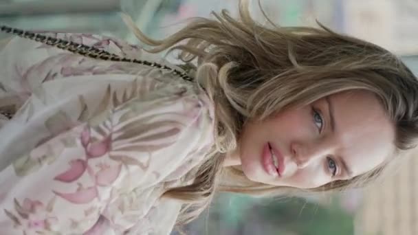Belle Femme Blonde Avec Style Décontracté Regard Confiant Dans Portrait — Video