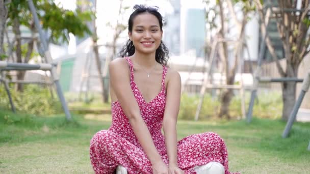 Güzel Asyalı Bir Kadının Mutlu Rahatlatıcı Portresi Şehir Parkındaki Arka — Stok video