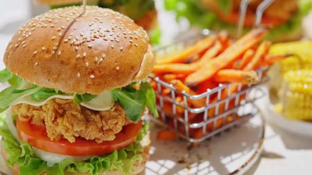 Knapperige Gepaneerde Kip Dubbele Hamburgers Met Groenten Drank Geserveerd Met — Stockvideo