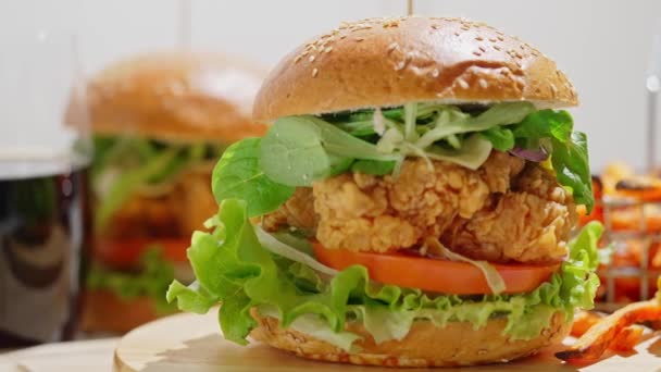 Τραγανό Παναρισμένο Κοτόπουλο Διπλό Μπιφτέκι Λαχανικά Και Ποτό Σερβιρισμένο Γλυκοπατάτες — Αρχείο Βίντεο