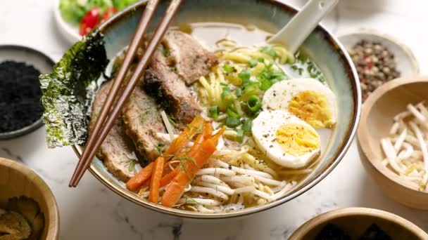Miso Ramen Ασιατικά Noodles Αυγό Χοιρινό Και Καρότο Και Μανιτάρια — Αρχείο Βίντεο