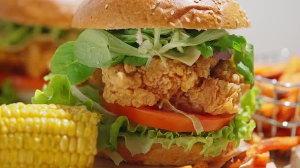 Zestaw Pysznych Chrupiących Hamburgerów Kurczaka Serwowanych Kukurydzą Słodkimi Ziemniakami Planszy — Wideo stockowe