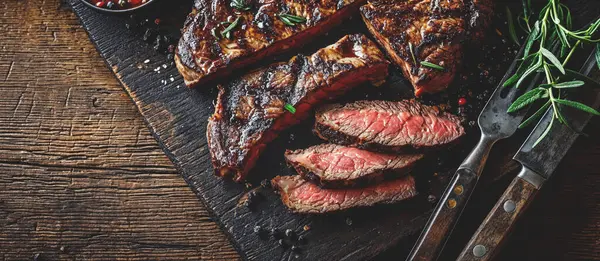 Sirloin Panggang Atas Atau Cangkir Daging Sapi Pantat Steak Papan — Stok Foto