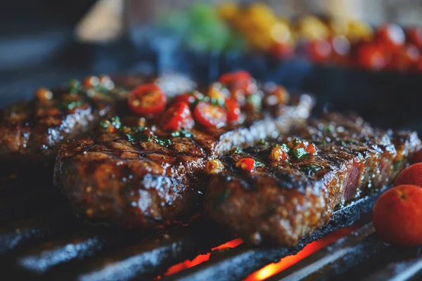 Filete Jugoso Grande Costilla Carne Una Parrilla Caliente Con Carbón —  Fotos de Stock