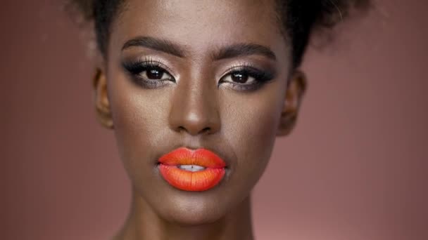 Sensual African American Girl Colorful Fashion Makeup Looking Camera While — Αρχείο Βίντεο