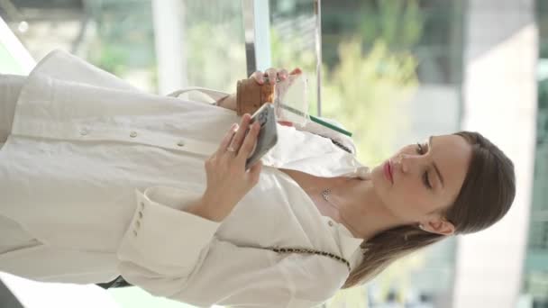 Bizneswoman Robi Odświeżającą Mrożoną Przerwę Kawę Stojąc Świeżym Powietrzu Używając — Wideo stockowe
