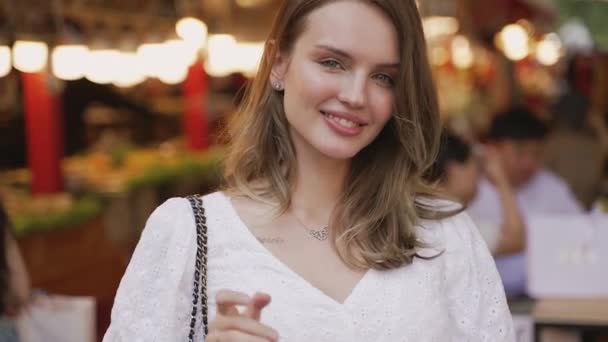 Een Vrouw Formele Kleding Met Een Wit Shirt Glimlacht Vrolijk — Stockvideo