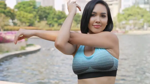 Een Fitnessgerichte Vrouw Strekt Haar Armen Uit Omarmt Een Gezonde Stockafbeelding