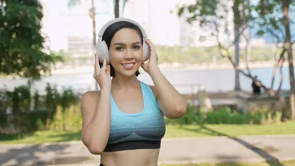Mulher Sorridente Usando Fones Ouvido Traje Fitness Desfrutando Música Enquanto Fotos De Bancos De Imagens