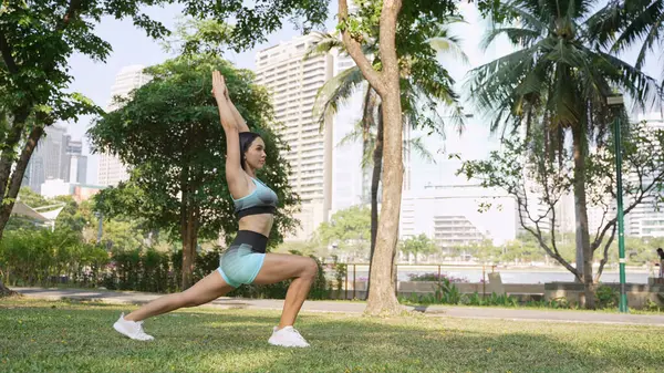 Uma Mulher Forma Sportswear Mantém Saúde Exercitando Exuberante Parque Cidade Fotos De Bancos De Imagens