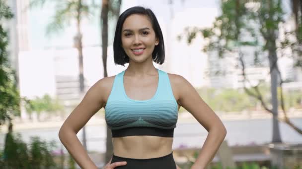 Spor Kıyafetlerine Odaklanmış Bir Kadın Parkın Dışında Egzersiz Yapıyor Sağlık — Stok video
