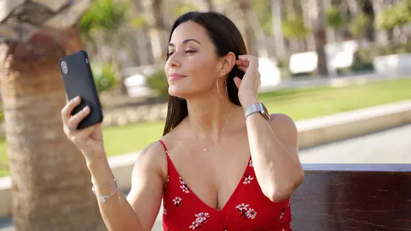 Una Mujer Con Estilo Vestido Rojo Vibrante Captura Momento Selfie Fotos de stock libres de derechos