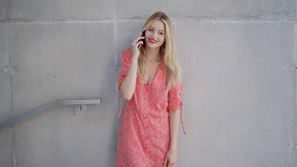 Молодая Модная Женщина Красном Летнем Платье Разговаривает Мобильному Телефону Бетонной Лицензионные Стоковые Изображения