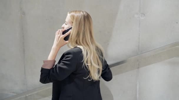 Blond Affärskvinna Svart Kostym Som Har Ett Telefonsamtal Medan Han — Stockvideo