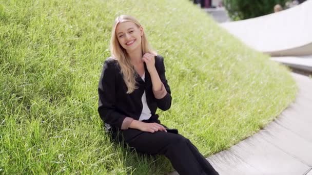 Une Jeune Femme Joyeuse Portant Costume Noir Assis Sur Herbe — Video