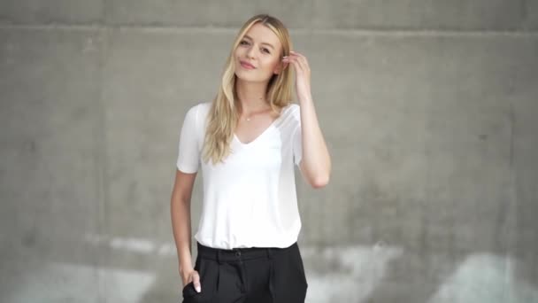 Moderne Profesjonell Kvinne Uformell Hvit Skjorte Svarte Bukser Som Poserer – stockvideo