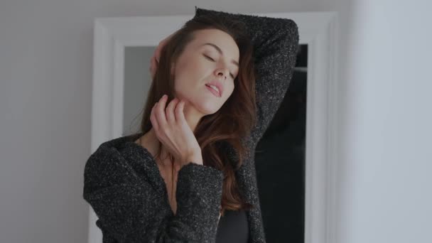 Elegantní Žena Černých Šatech Spodní Prádlo Připravuje Večerní Akci Zrcadlo — Stock video
