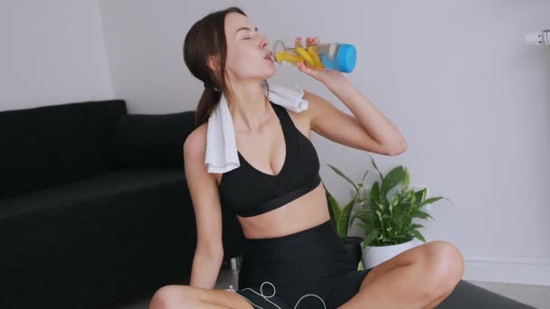 Een Gemotiveerde Jonge Vrouw Sportkleding Drinkt Water Terwijl Rust Inspanning — Stockvideo