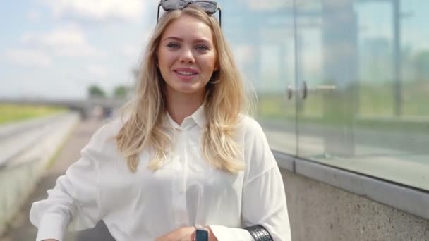 Uma Jovem Mulher Com Braços Cruzados Sorrindo Confiantemente Vestindo Uma — Vídeo de Stock