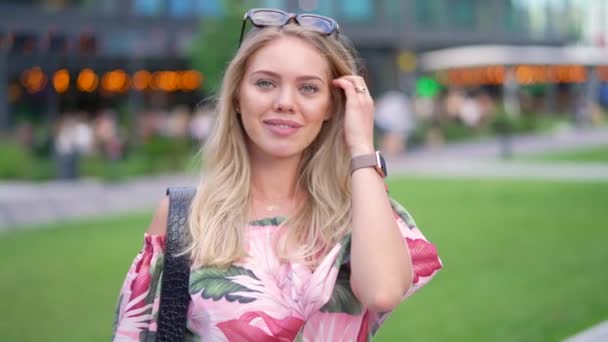 Модно Одягнена Жінка Сонцезахисні Окуляри Йдуть Крізь Яскравий Міський Парк — стокове відео