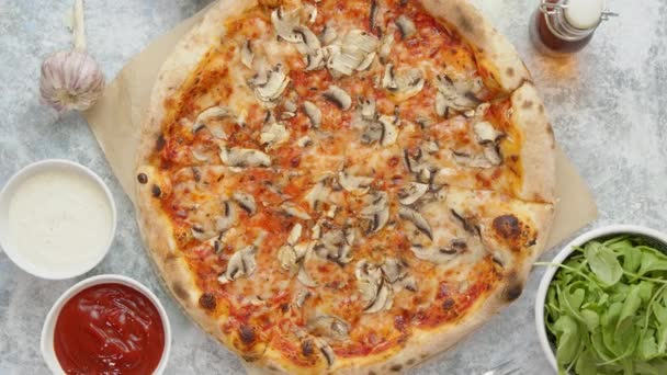 Vedere Deasupra Unei Pizza Ciuperci Scrumptious Alături Usturoi Ketchup Maioneză — Videoclip de stoc