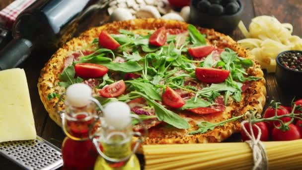 Świeża Pizza Domowej Roboty Zwieńczona Rukolą Plasterkami Pomidorów Serem Otoczona — Wideo stockowe