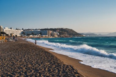 Sahilde, Rodos 'un kuzeyinde, Elli sahilinde büyük dalgalar vardı.