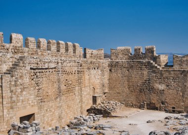 19 Ağustos 2022, Lindos, Yunanistan: Yunanistan 'ın Rodos adasındaki Lindos kentinde akropolün kalıntıları 