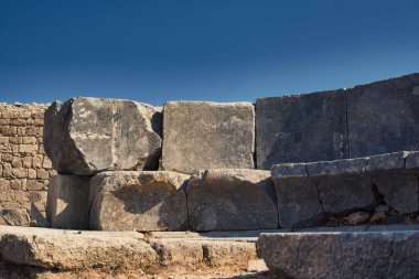 Taştan yapılmış eski bir duvarın ayrıntıları