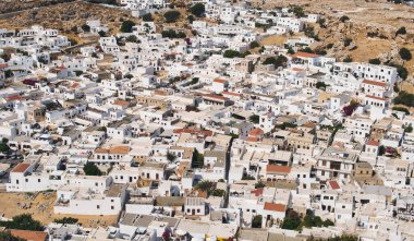 Yunanistan 'ın Rodos adasındaki eski bir Lindos şehrinin manzarasında çok sayıda küçük beyaz ev bulunur. 