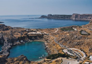 Yaz mevsiminin güneşli bir gününde Yunanistan 'ın Rodos adasındaki St. Paul Körfezi manzarası