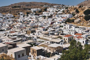 Yunanistan 'ın Rodos adasındaki eski bir Lindos şehrinin manzarasında çok sayıda küçük beyaz ev bulunur. 