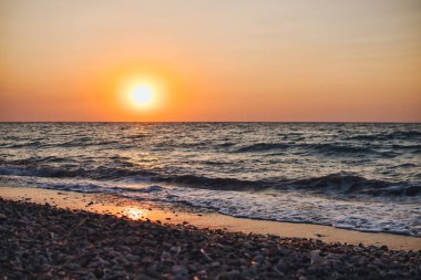 Akdeniz üzerinde gün batımı, Yunanistan 'a ait Rodos adasında bir plajdan görüldü