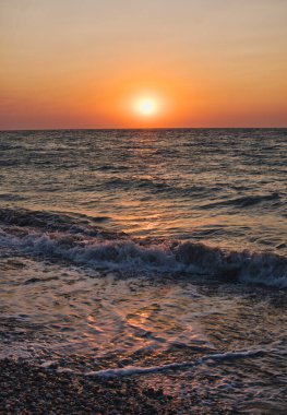 Akdeniz üzerinde gün batımı, Yunanistan 'a ait Rodos adasında bir plajdan görüldü