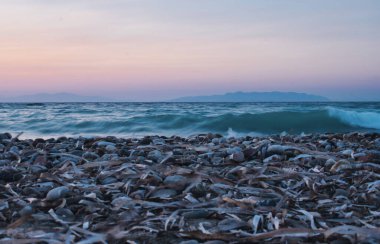 Akdeniz üzerinde gün batımı, Yunanistan 'a ait Rodos adasında bir plajdan görüldü