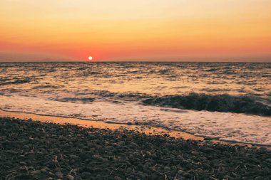 Akdeniz üzerinde gün batımı, Yunanistan 'a ait Rodos adasında bir plajdan görüldü